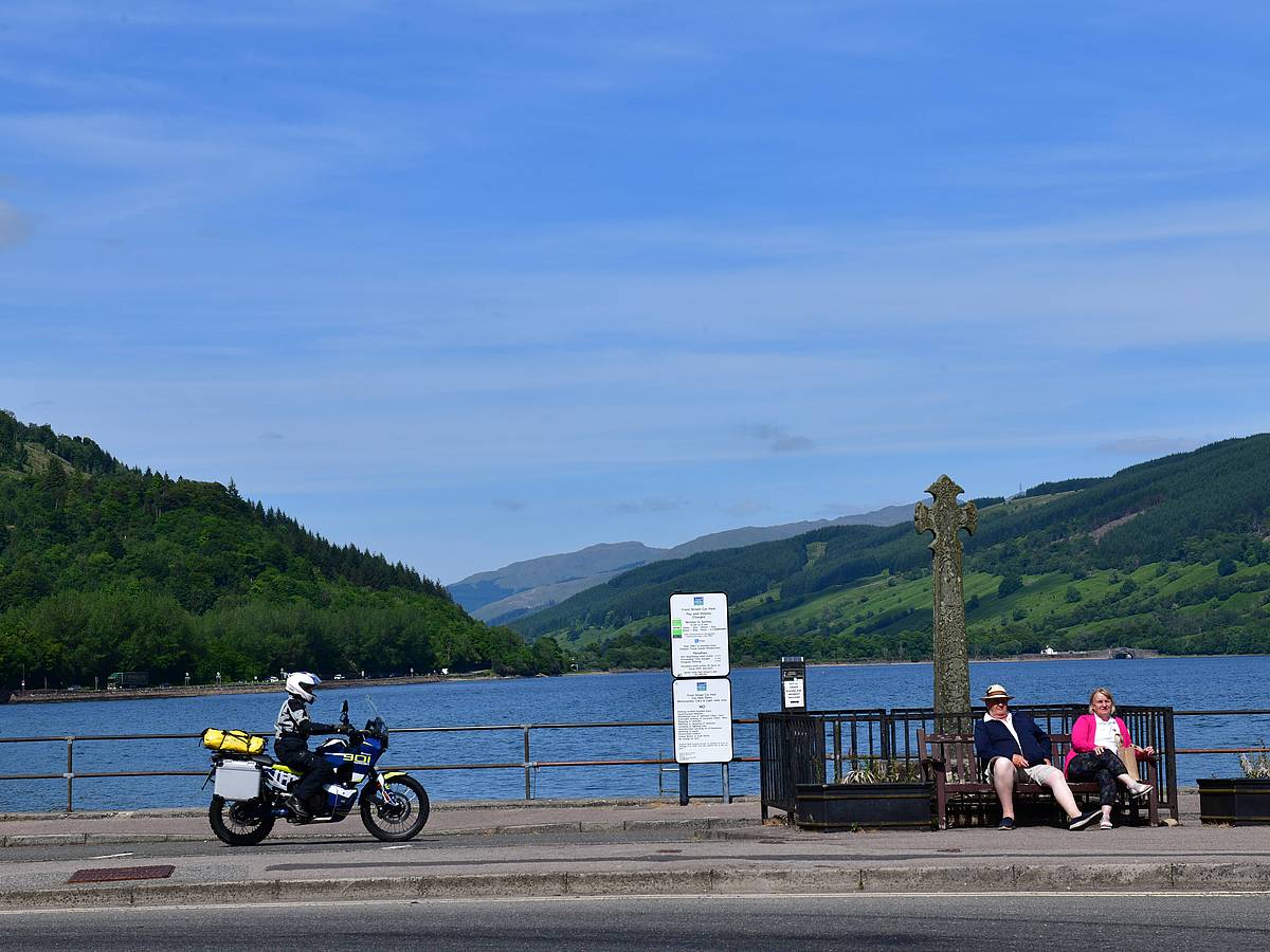 Geparkte Motorräder vor blauem Wasser in Schottland