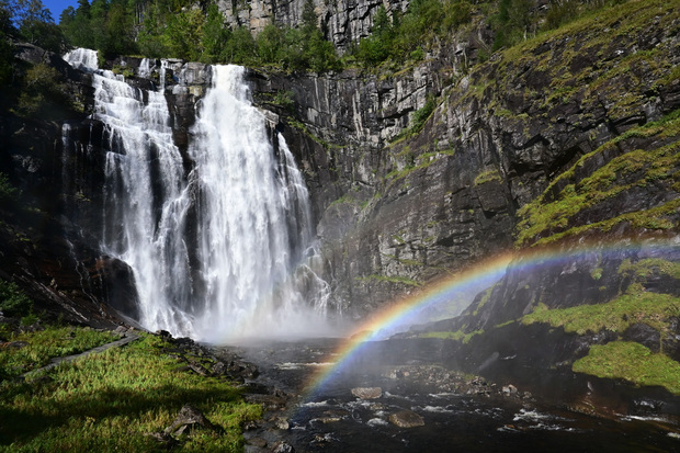 Wasserfall mit Regenbogen am Hardangerfjord