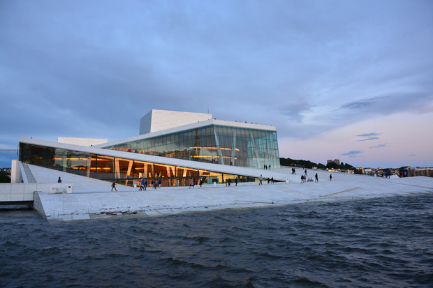 Die Oper von Oslo im Abendlicht