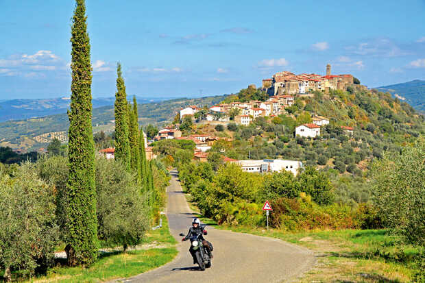 Motorradfahrt durch Zypressenalleen der Toskana