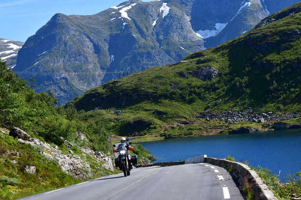 Ein Motorrad fährt über das Gaularfjell in Norwegen