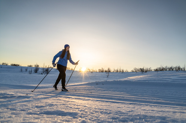 Unterwegs auf Langlaufskiern in Norwegen im Abendlicht